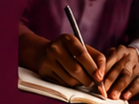 Une main qui écrit dans un carnet
